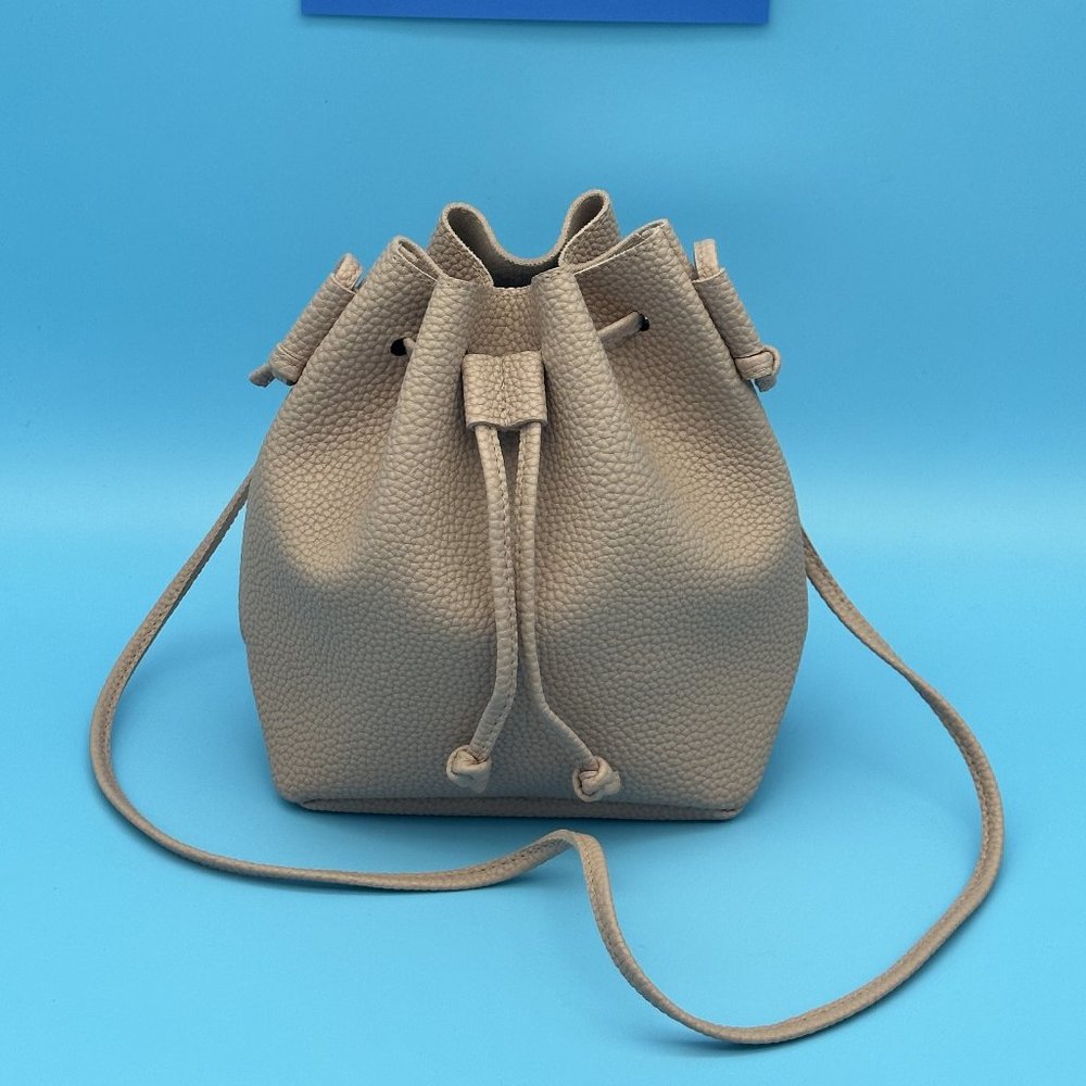454. NWOT Macys Soft Pink Pebbled Vegan Leather Drawstring Bucket Crossbody - Picture 1 of 5